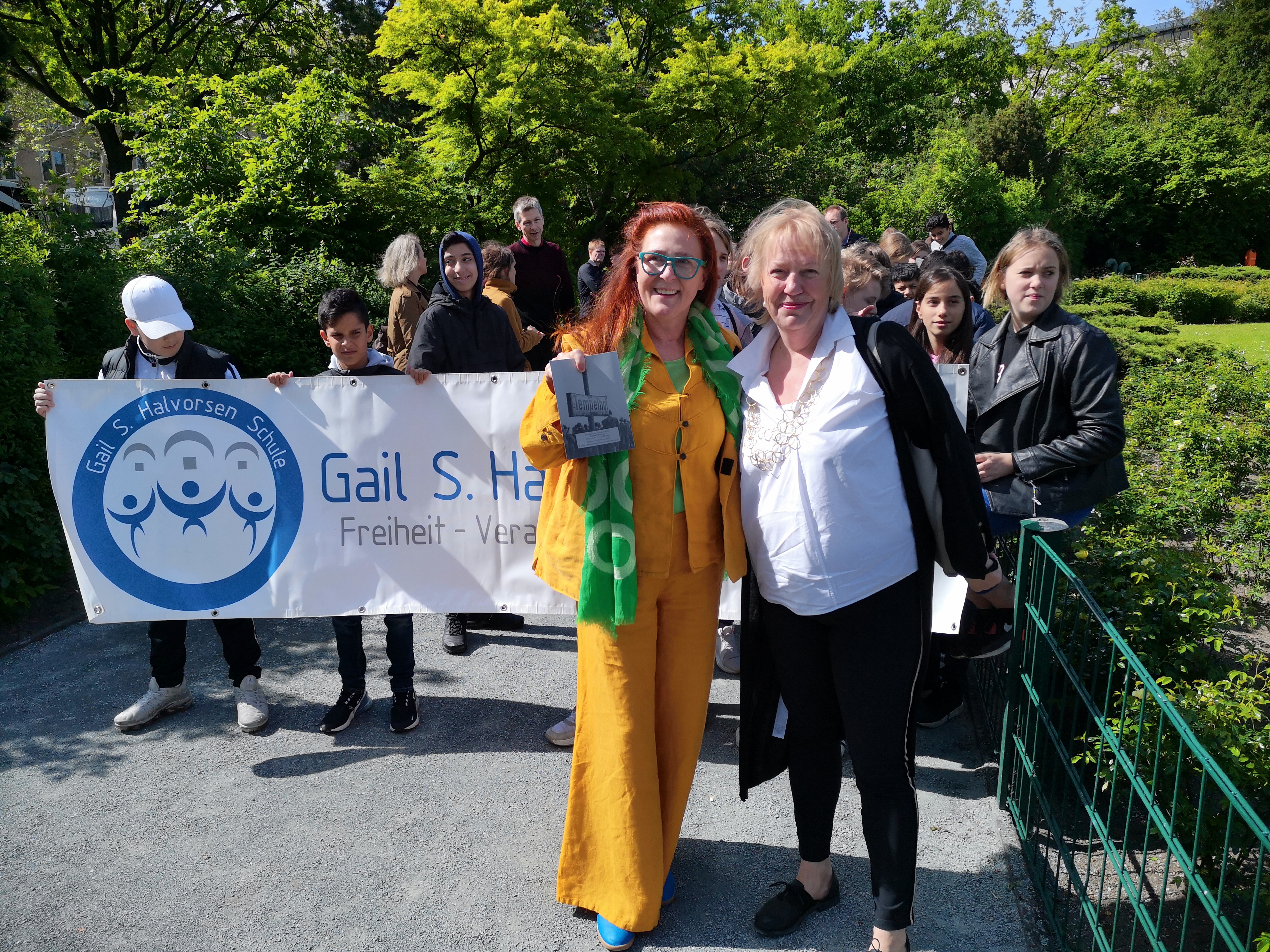 Die Gail S. Halvorsen-Schule präsentiert sich auf dem Platz der Luftbrücke mit der Direktorin Frau Röschel.
