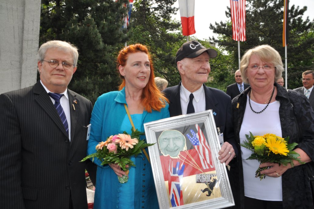 Von Links: Joachim Kiau, Gala von Reichenfels, Gail S. Halvorsen mit Erika Kiau